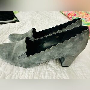 Women’s‎ Vaneli grey scalloped 2 inch heels. Suede size 51/2